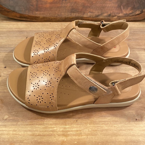 Unstructured by Clarks tan sandals, size 7 1/2, good preloved condition - Picture 2 of 7